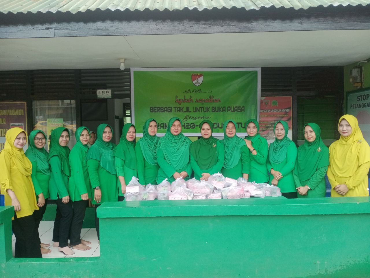 Keluarga Besar Koramil 1420-05 Dua Pitue Sidrap Gelar Bukber dan Bagi-Bagi Takjil