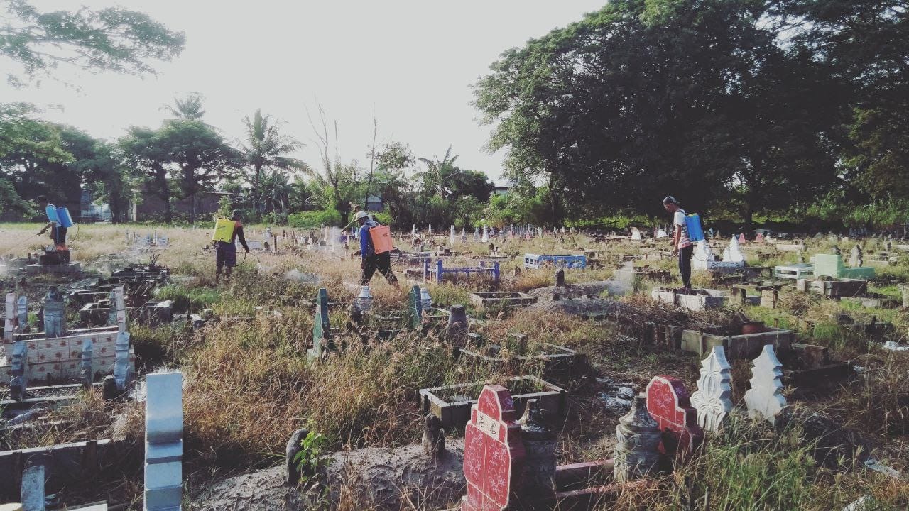 Jelang Lebaran Idhul Fitri, Babinsa Koramil 1420-03/Marittengae dan Warga Bersihkan TPU