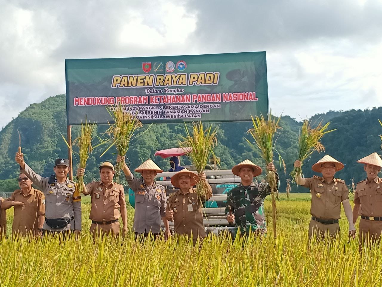 Dorong Program Ketahanan Pangan, Dandim 1421/Pangkep Panen Raya Padi