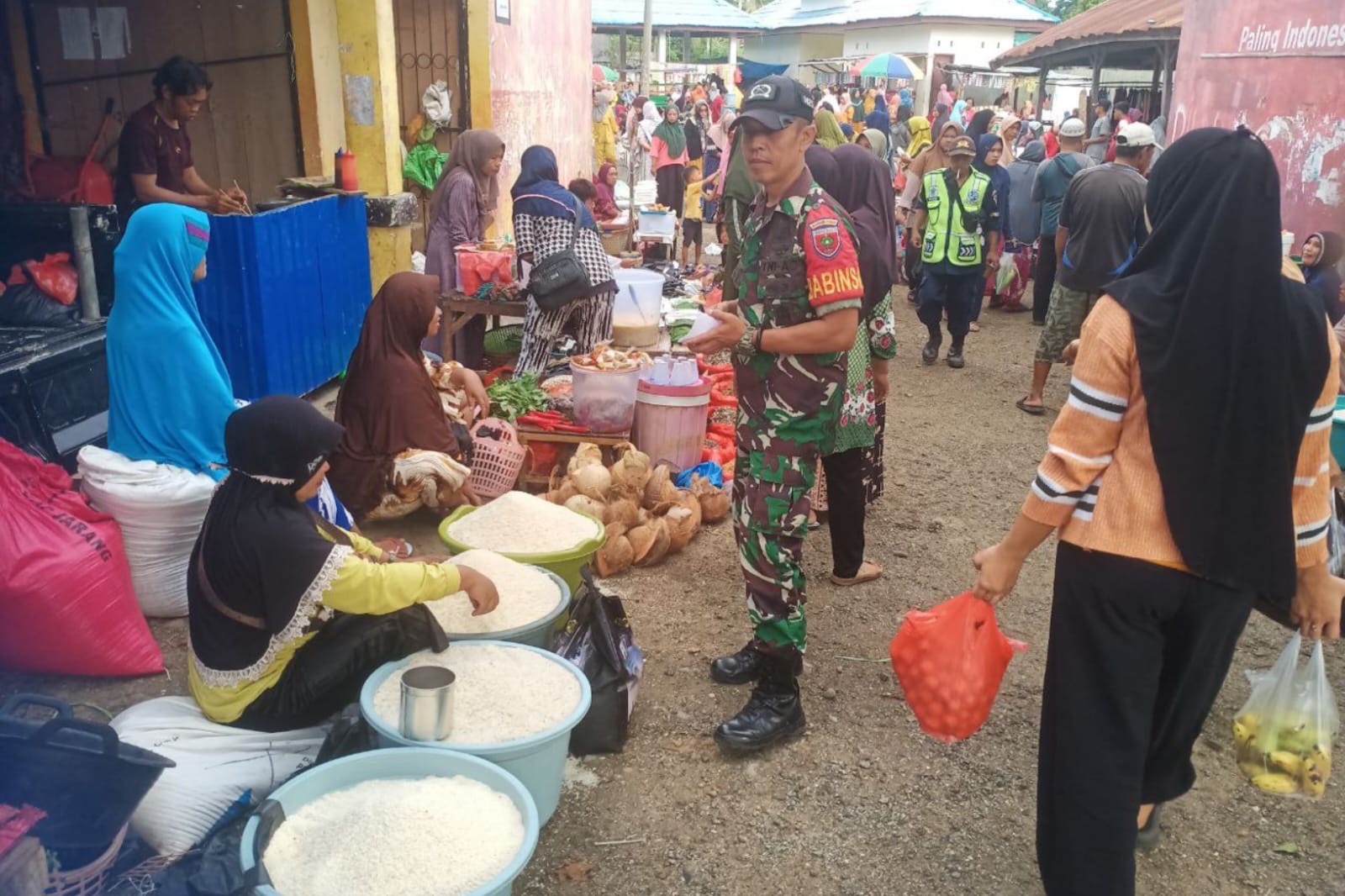 Cek Harga dan Ketersediaan Sembako Jelang Ramadhan, Babinsa Sertu Ilham Sambangi Pasar dan Toko