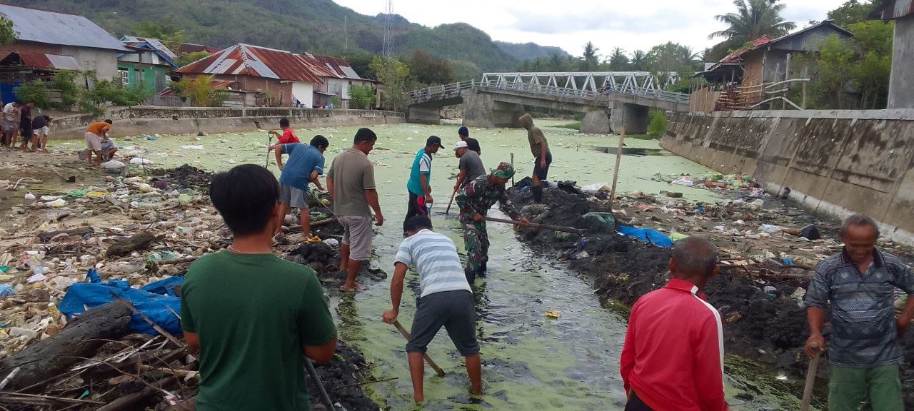 Dukung Upaya Pemerintah Wujudkan Majene Bersih, Koramil Pamboang Karya Bakti Bersama Masyarakat