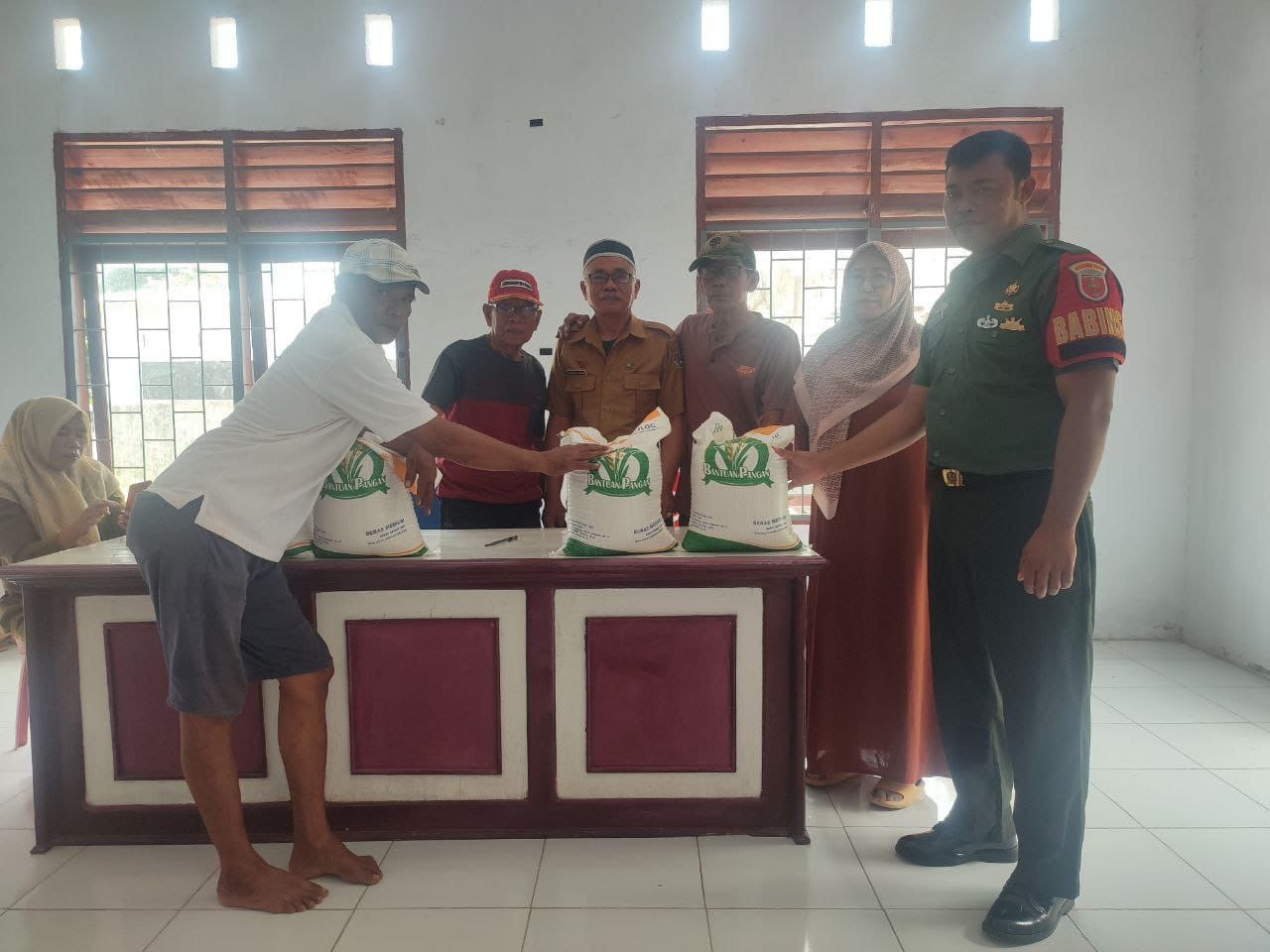 Serda Herman Amal Memastikan Lancarnya Penyaluran Bantuan Pangan di Kelurahan Empagae