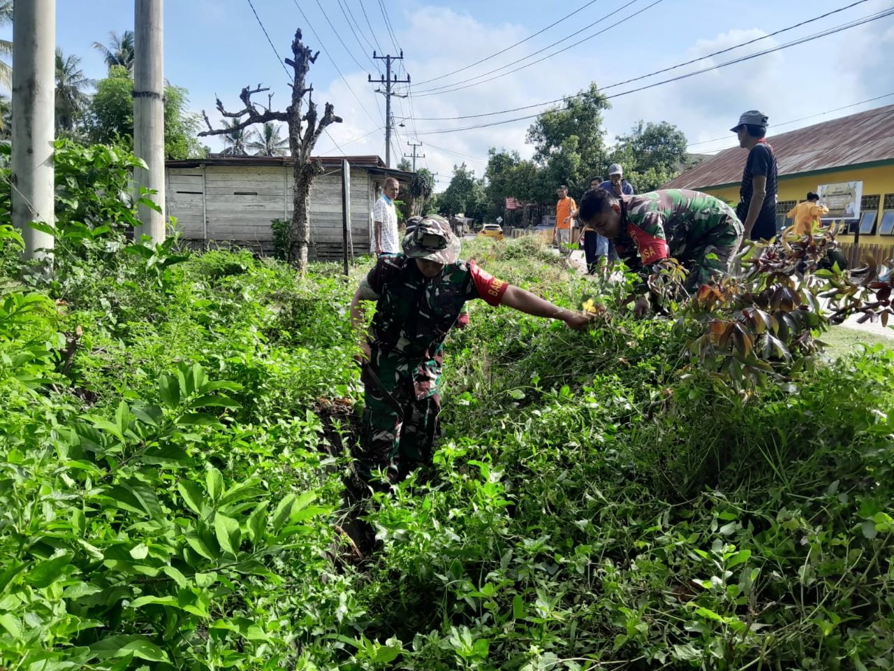 TNI-Warga Gotong Royong Bersihkan Sampah dan Selokan Air