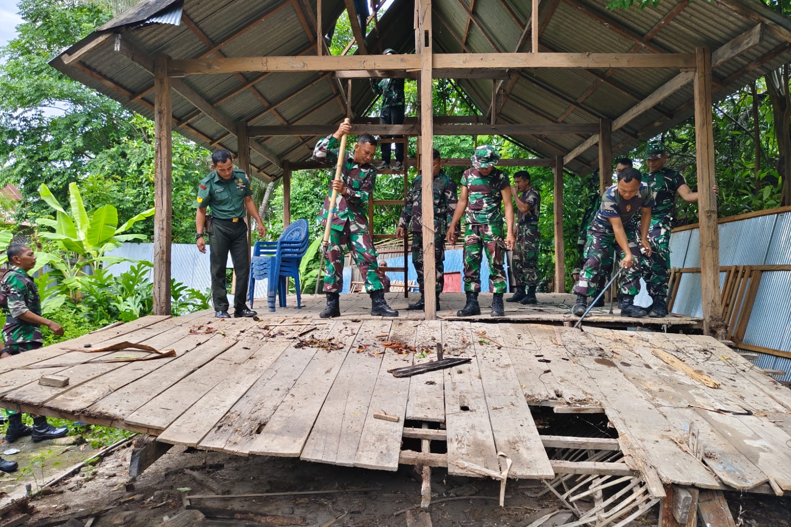 TNI-AD Peduli, Kodim 1425 Jeneponto Rehabilitas Rumah Tidak Layak Huni Milik Purnawirawan