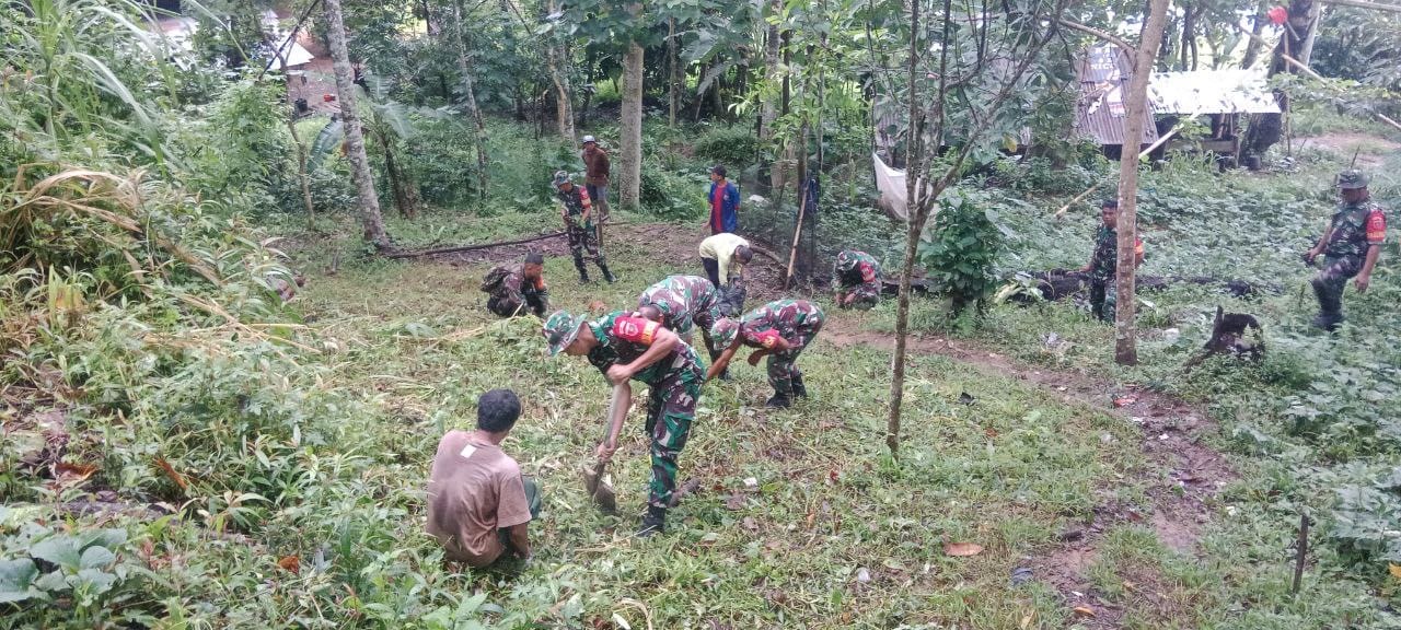Personil Koramil 09/Saluputti Bersama Warga Tanam Pohon di Wilayah Binaan