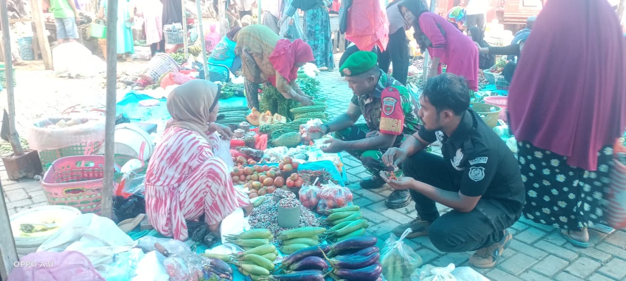 Pantau Harga Sembako, Babinsa Koramil 1411-02/Bulukumba Turun Tinjau Pasar