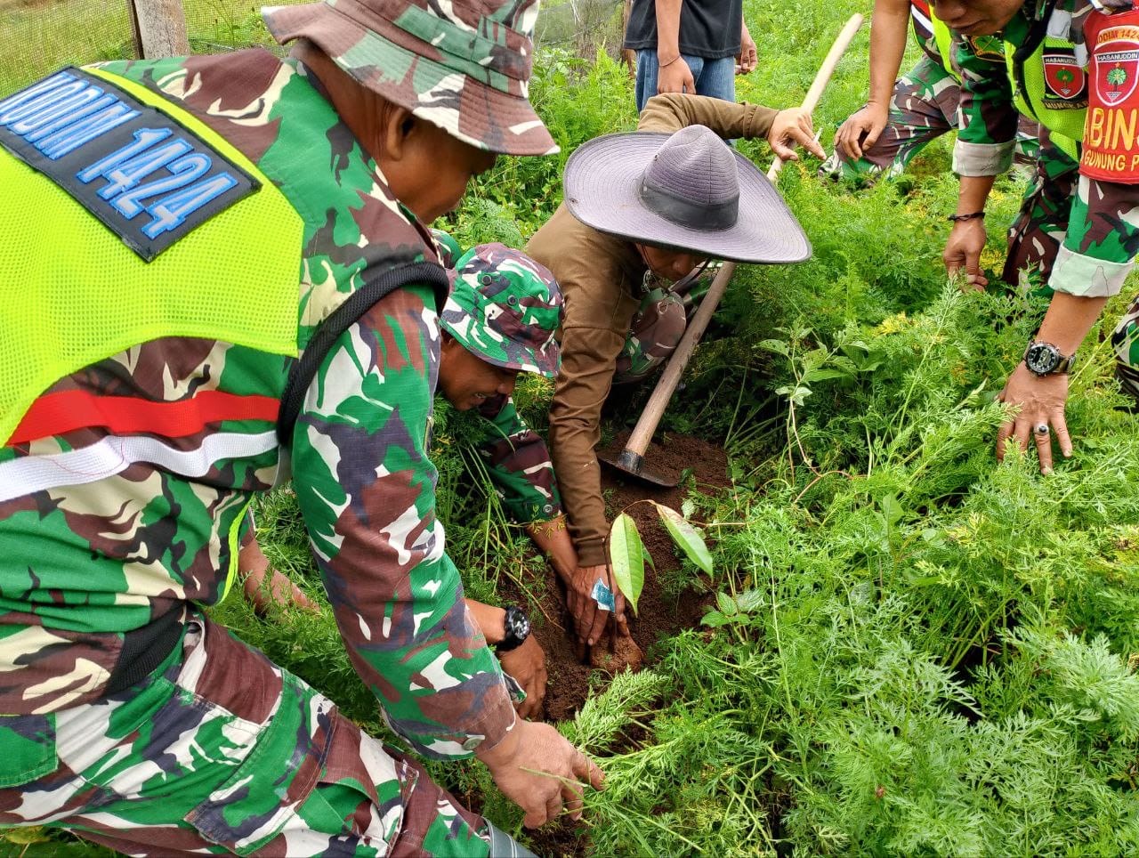 Cegah Bencana Longsor, Personel Koramil 1424-02/Sinjai Barat Gelar Penanaman Pohon