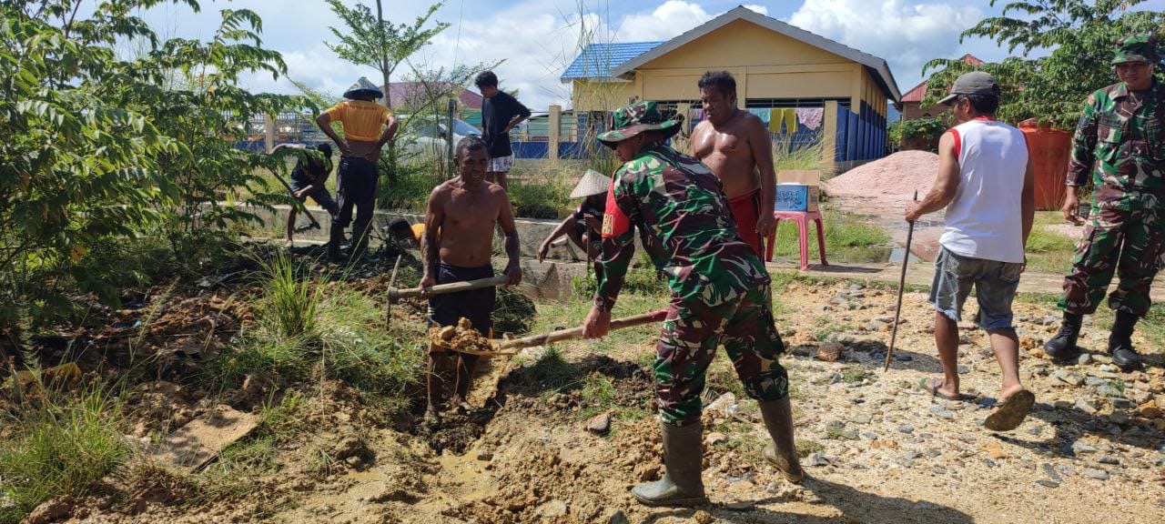 Babinsa Poasia Bersihkan Saluran Air Di Pemukiman Warga