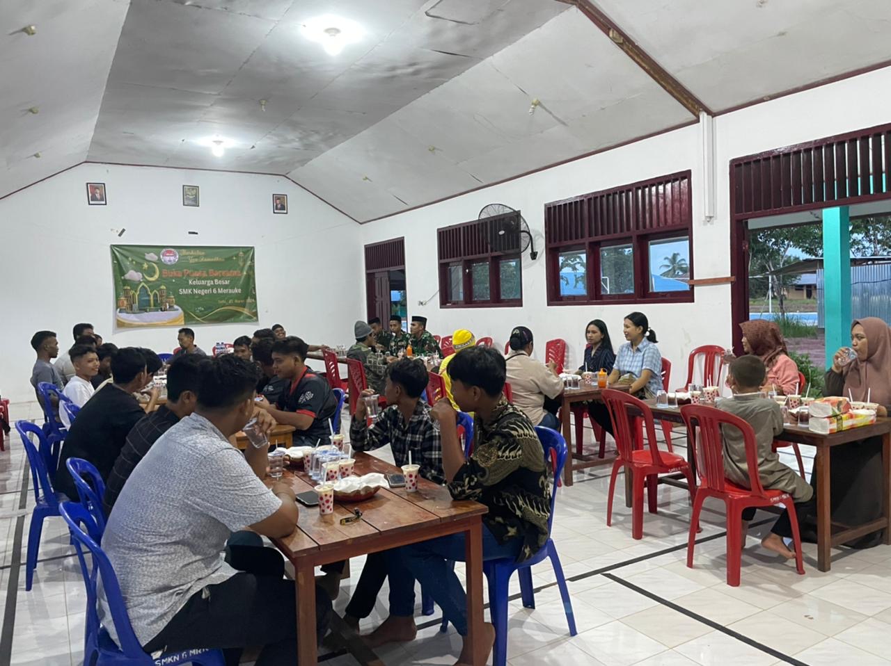 Buka Puasa Bersama Guru dan Siswa, Wujud Kedekatan Satgas Pamtas Yonif 726/TML dengan Masyarakat Perbatasan