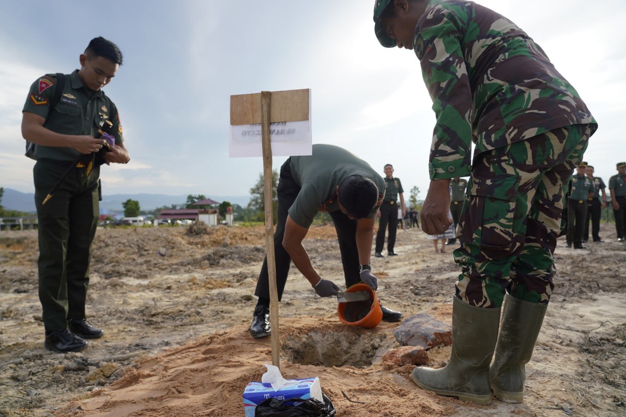 Komitmen Dukung Ketahanan Pangan, Danrem 143/HO Melaksanakan Peletakan Batu Pertama Peternakan Ayam Petelur Kerjasama Kadin Kota Kendari Dengan Korem 143/HO