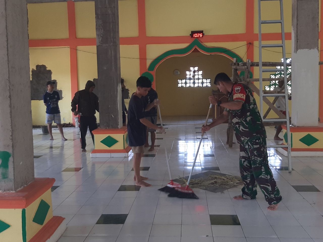 Berburu Pahala Dibulan Ramadhan, Babinsa Maros Ajak Masyarakat Karya Bakti Bersihkan Masjid