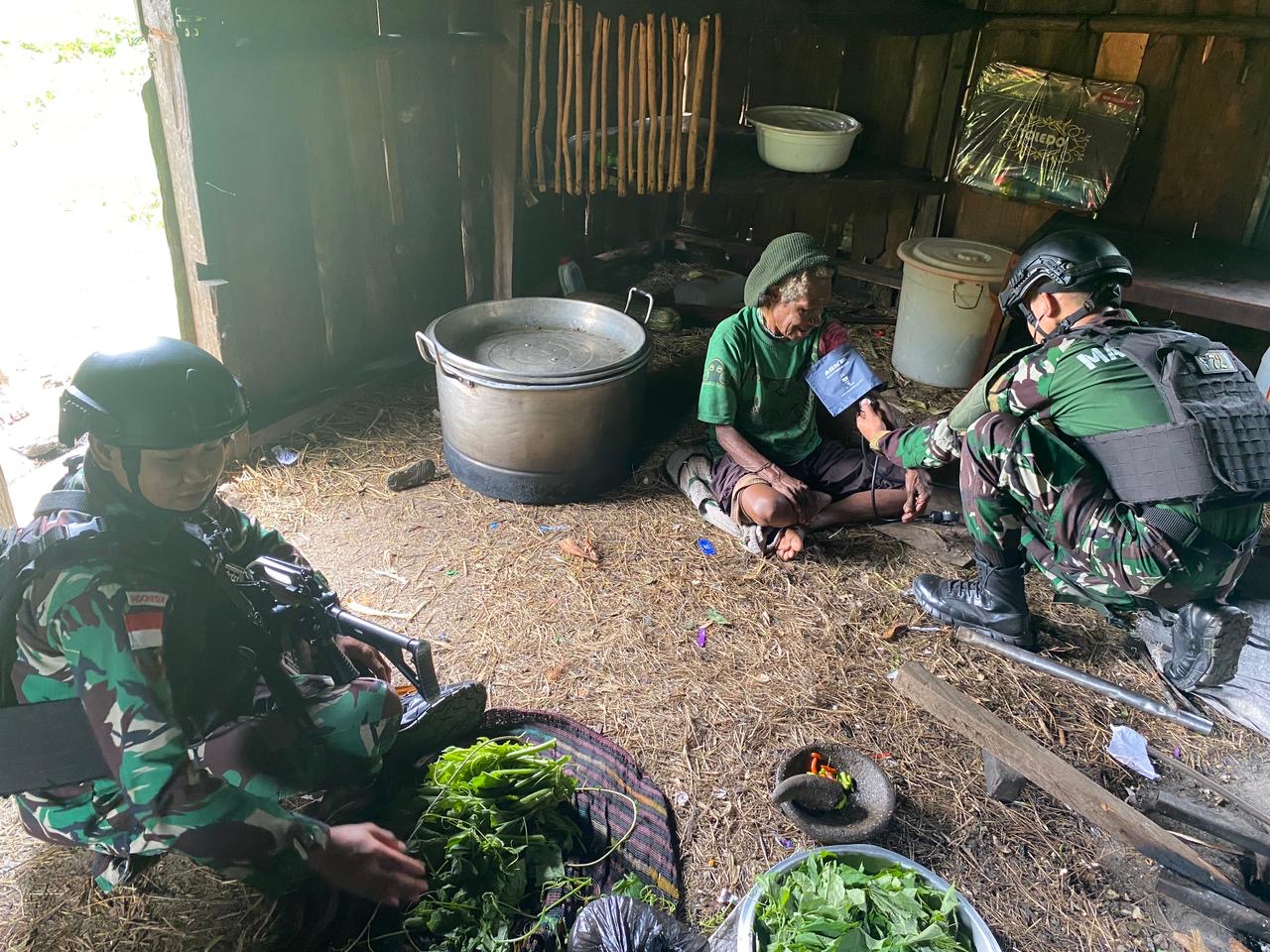 Satgas Yonif 721/Mks Dadak Desa Aulani Laksanakan Patroli Pelayanan Kesehatan