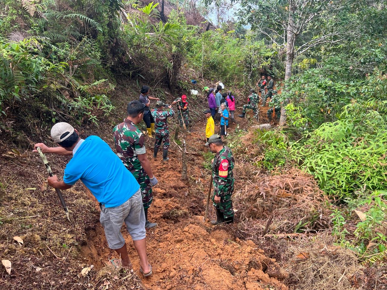 Personil Koramil Sumarorong bersama masyarakat melaksanakan karya bakti pembuatan saluran air
