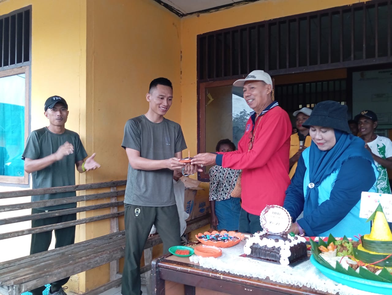 Kehadiran Personel Satgas Pamtas 726, Meriahkan Hari Ulang Tahun Distrik Eligobel Yang Ke 21