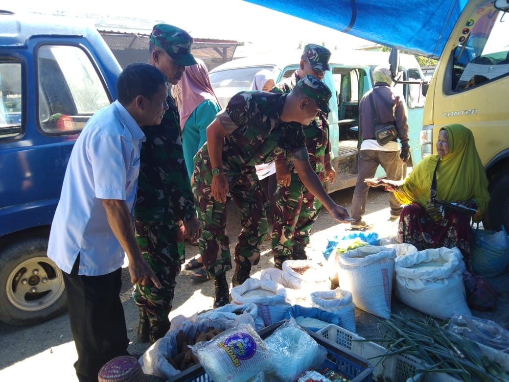 Ajak Pemerintah Setempat, Personel Koramil 1407-09/Lapri Cek Harga Sembako Dan Ketesediaan Bahan Pokok di Pasar Tradisional Bengo