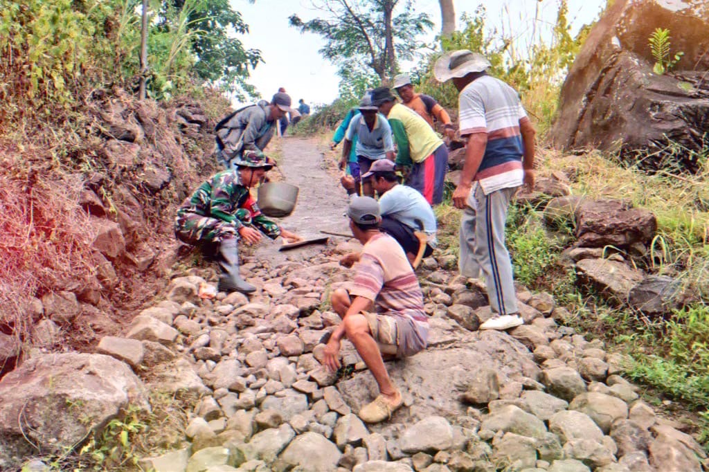 Hari Libur Tak Menurunkan Semangat Babinsa Serda Saparuddin Membantu dan Mengatasi Kesulitan Masyarakat