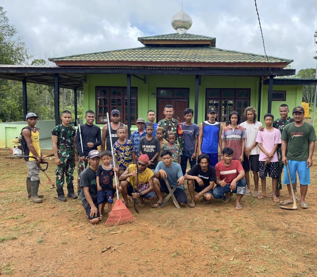 Menjelang Bulan Suci Ramadhan, Satgas Yonif 726/Tml Mengajak Warga Laksanakan Karya Bakti Di Masjid AL Muhajirin Kampung Baidub