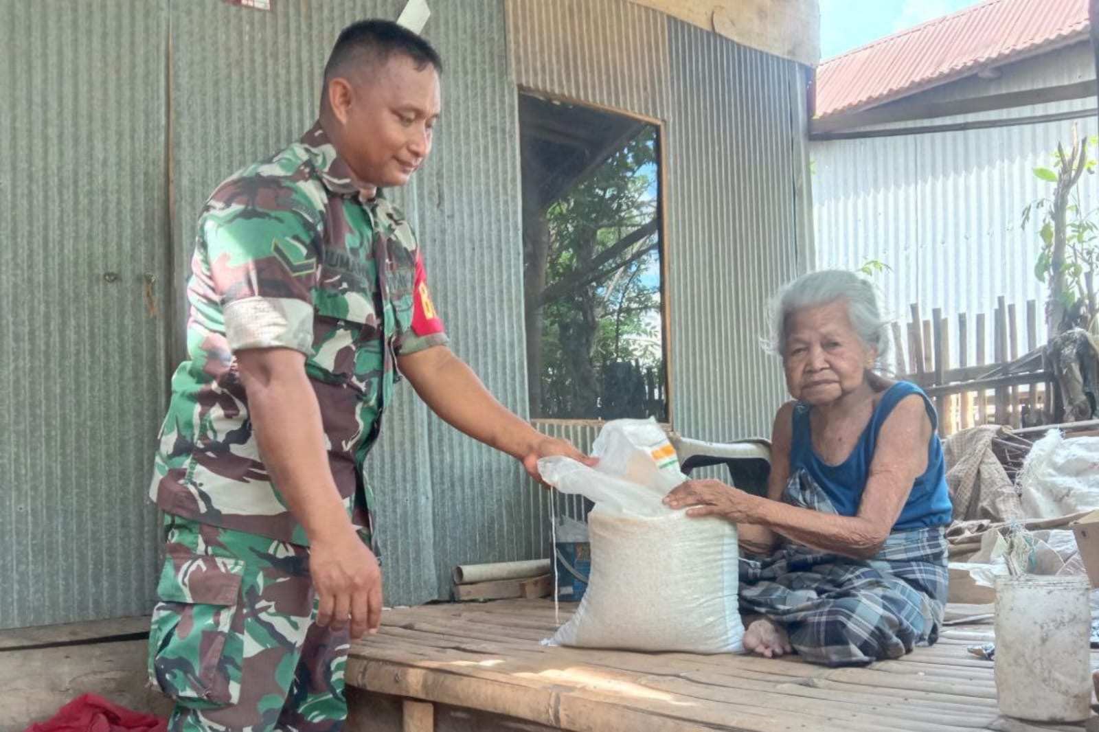 TNI Peduli, Babinsa Serda Jumahir Sambangi Warga Lansia dan Berikan Bantuan