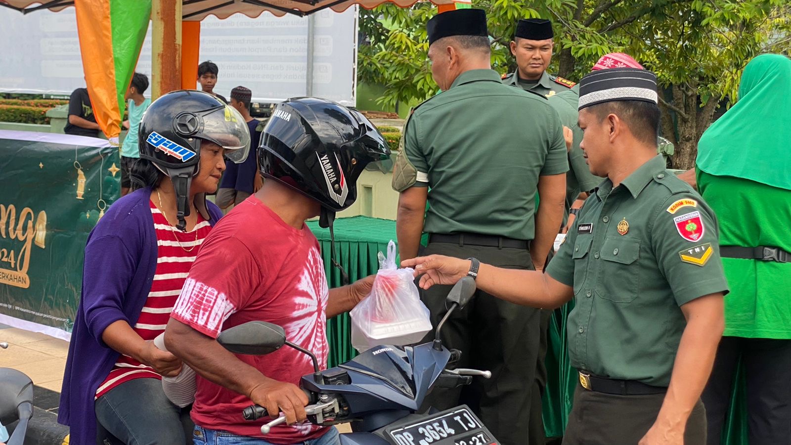 Kodim 1403/Palopo Bagikan 4000 Takjil Gratis Ke Masyarakat