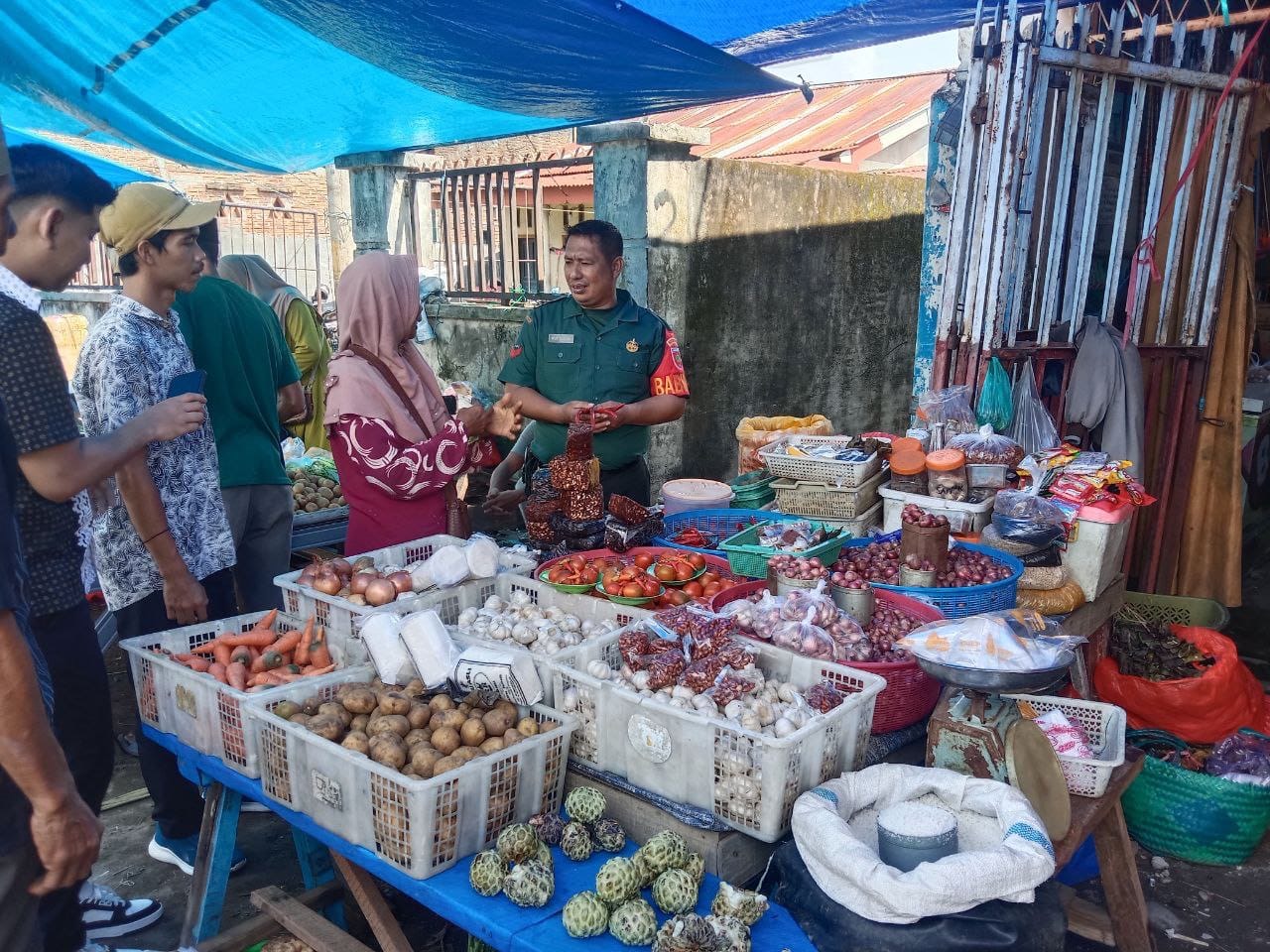 Babinsa Pantau Ketersediaan Bahan Pokok Sembako Di Pasar