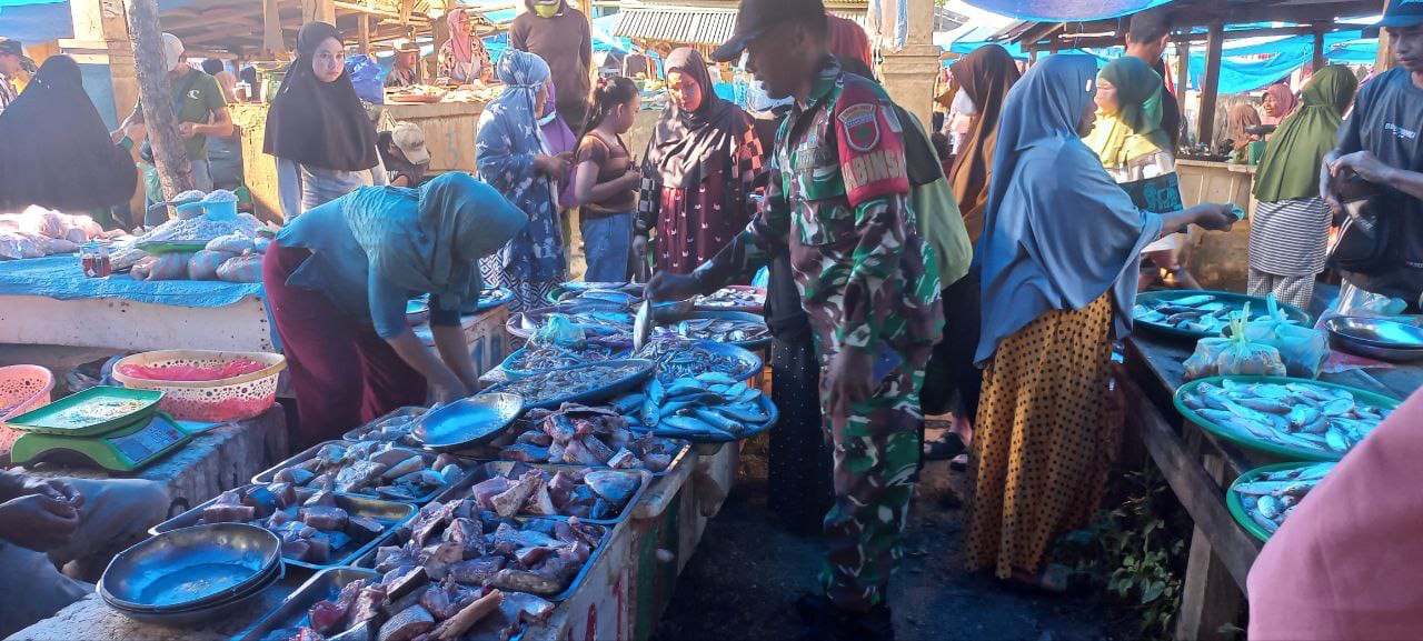 Babinsa Koramil 1431-03/Poleang lakukan Pengecekan Harga Sembako Jelang bulan suci Ramadhan
