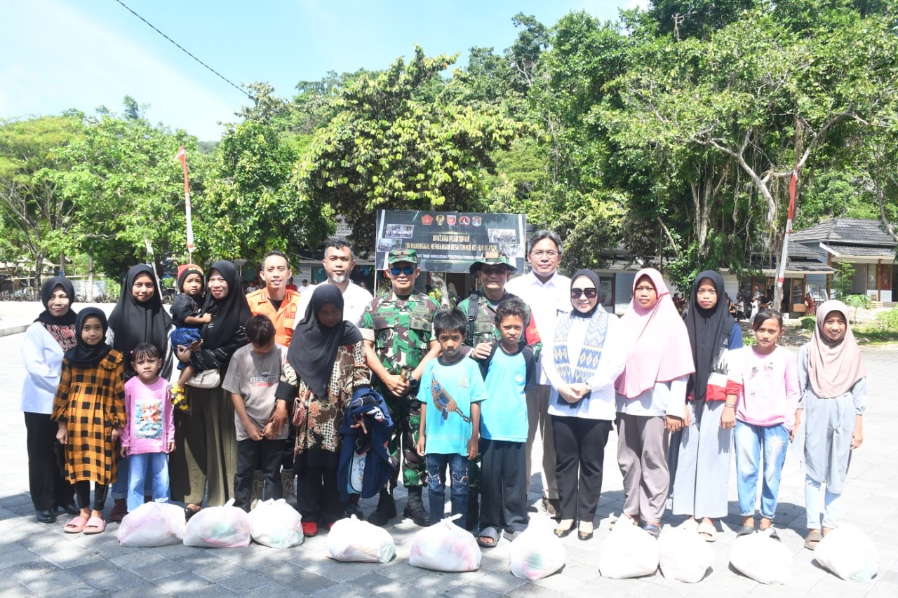 Danrem 142/Tatag Membagikan Sembako Kepada Anak Yatim Dan Piatu Serta Berkebutuhan Khusus Pada Acara Penutupan TMMD Ke-119