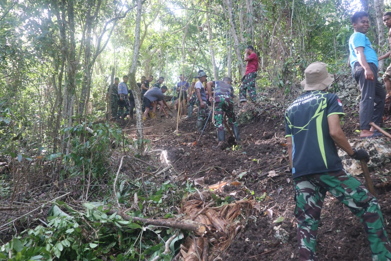 Memasuki Hari Ke-21 Semangat Masyarakat dan personel Satgas TMMD Ke-119 Kodim 1418/Mamuju Semakin Gencar dalam Pengerjaan Pembukaan Jalan