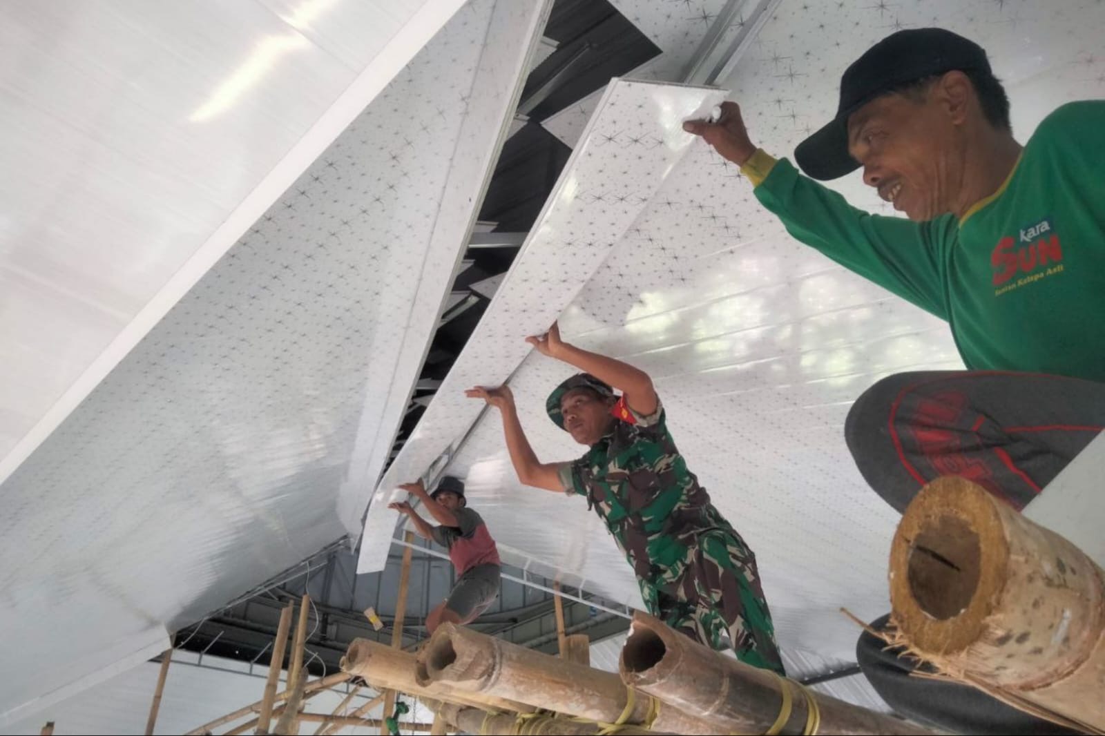 TNI Peduli, Babinsa Desa Maccini Baji Bantu Warga Percepat Pembangunan Masjid