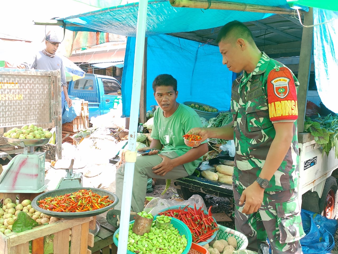 Sertu Arifuddin Pastikan Ketersediaan Bahan Pokok dan Pantau Harga Sembako di Bulan Ramadhan