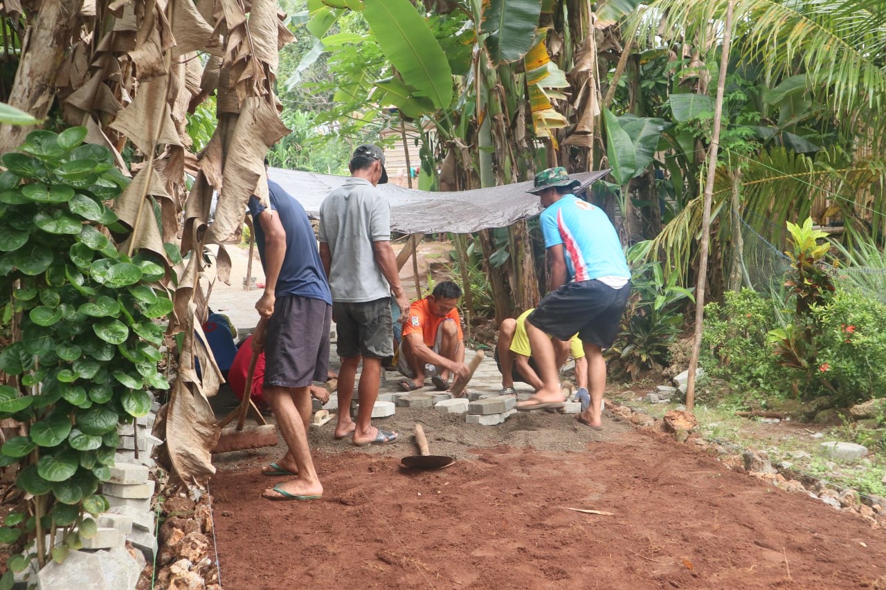 Pemasangan Paving Block Terus Dikebut TMMD ke-119 Kodim 1418/Mamuju