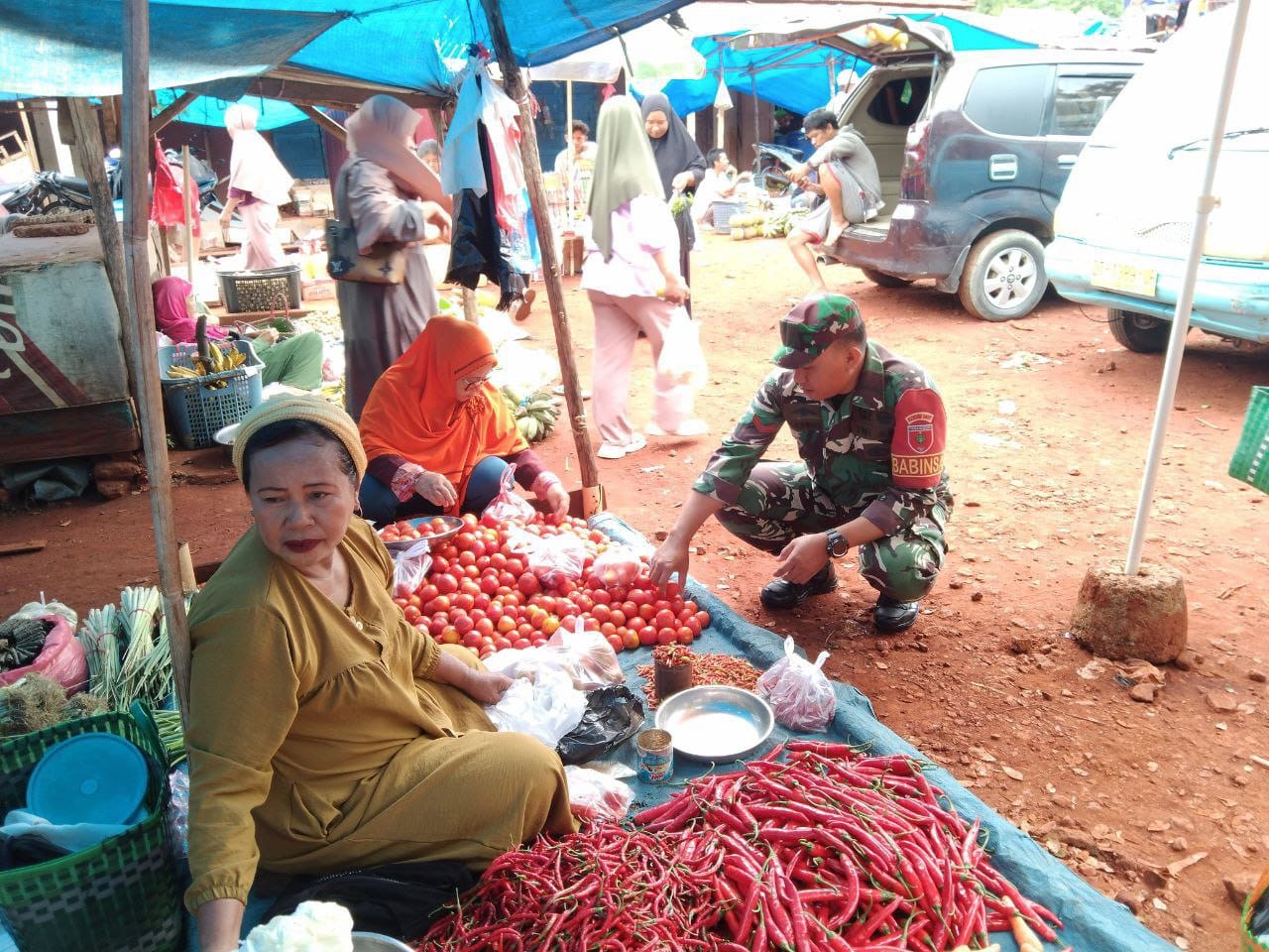 Pantau Harga Sembako, Upaya Babinsa Dalam Monitoring Stabilitas Bahan Pokok
