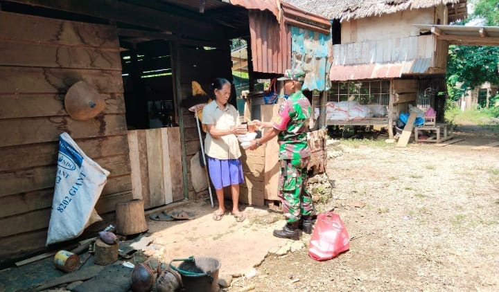 Jumat berkah,Koramil 1412-02/Wundulako Bagikan Nasi Dos Di Sejumlah Rumah Warga