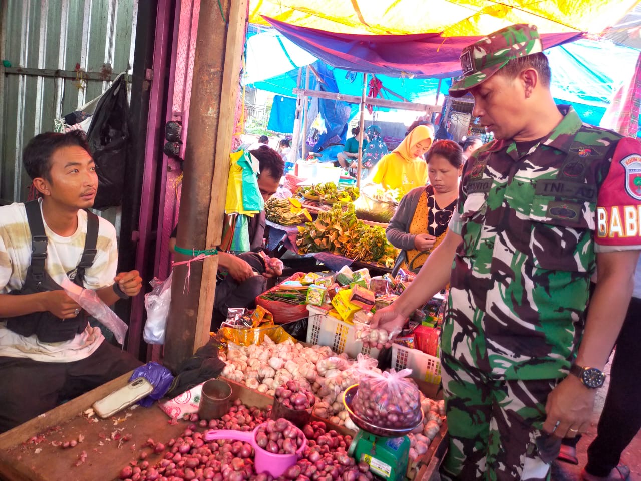 Bulan Ramadhan, Babinsa Kodim 1404/Pinrang Terjun Langsung Ke Pasar Tradisional Cek Harga Sembako