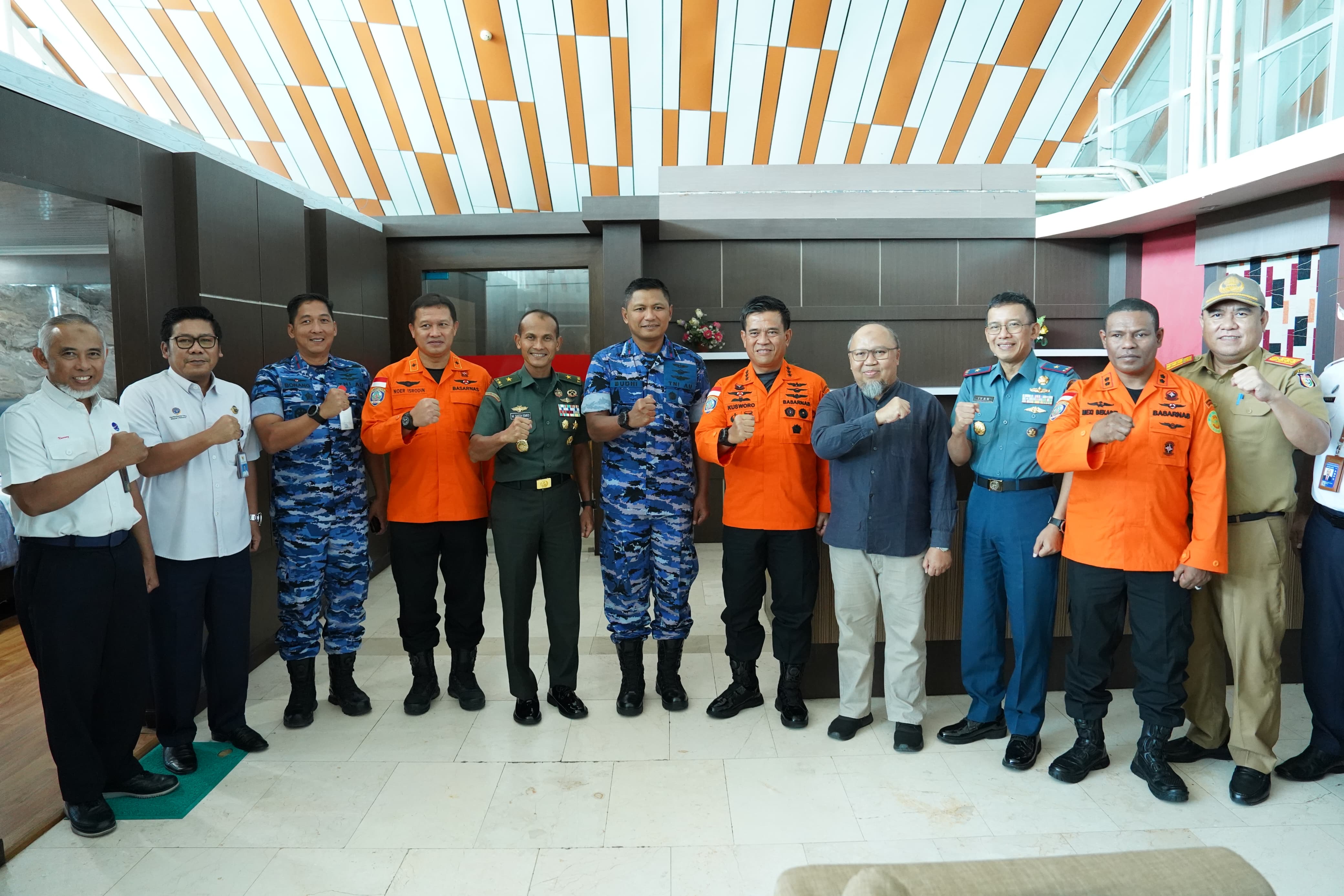 Kasdam XIV/Hsn Mewakili Pangdam Menyambut Kedatangan Kepala BASARNAS RI di Kota Makassar