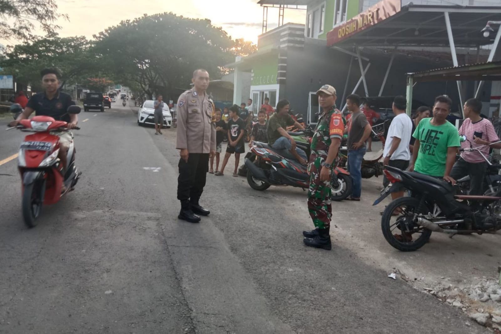 TNI-Polri Bersinergi Jaga Kamtibmas, Babinsa dan Bhabinkamtibmas Desa Tarowang Bubarkan Aksi Balap Liar