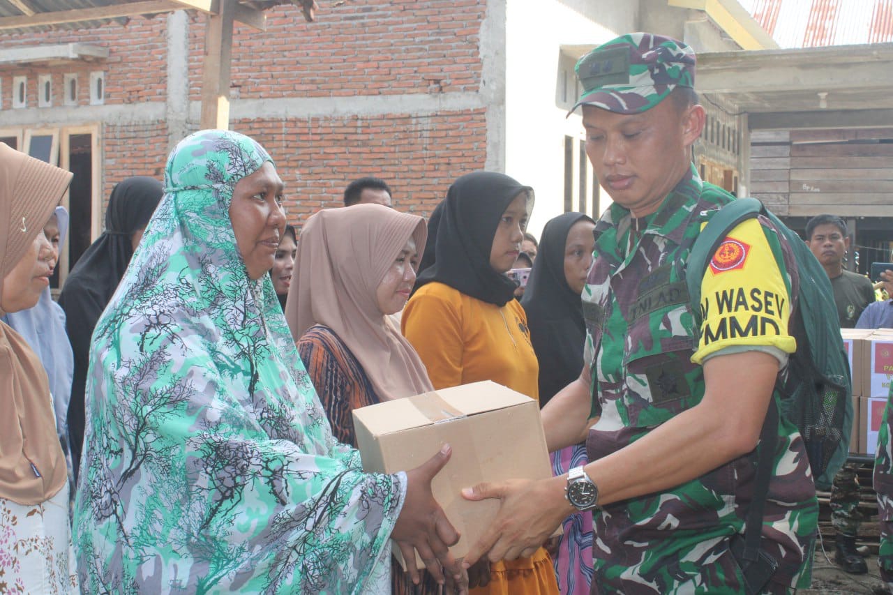 Tim Wasev TNI Bagikan Sembako Gratis Kepada Masyarakat, Saat Tinjau Sasaran TMMD ke-119 Kodim 1404/Pinrang