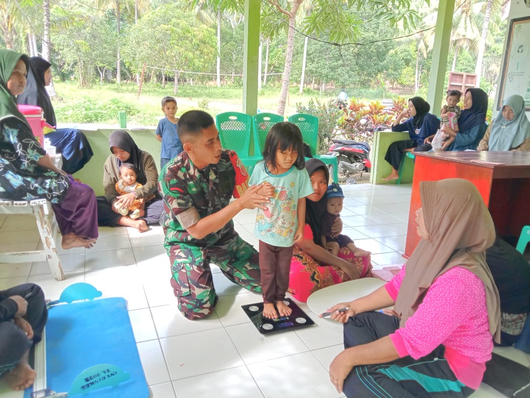 Peran Aktif Babinsa Dampingi Posyandu Di Desa Binaan.