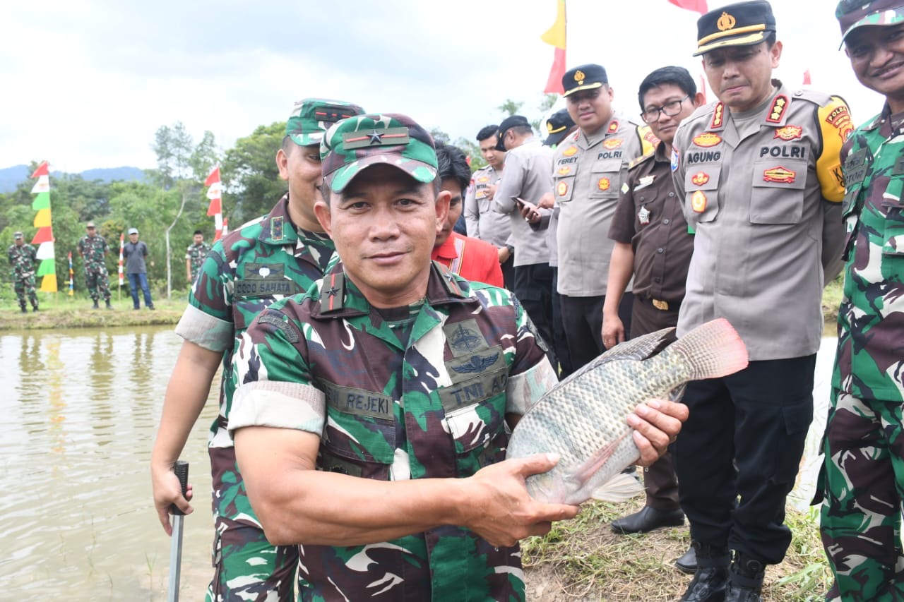 Dukung Ketahanan Pangan Danrem 142/Tatag Panen Raya Ikan Nila
