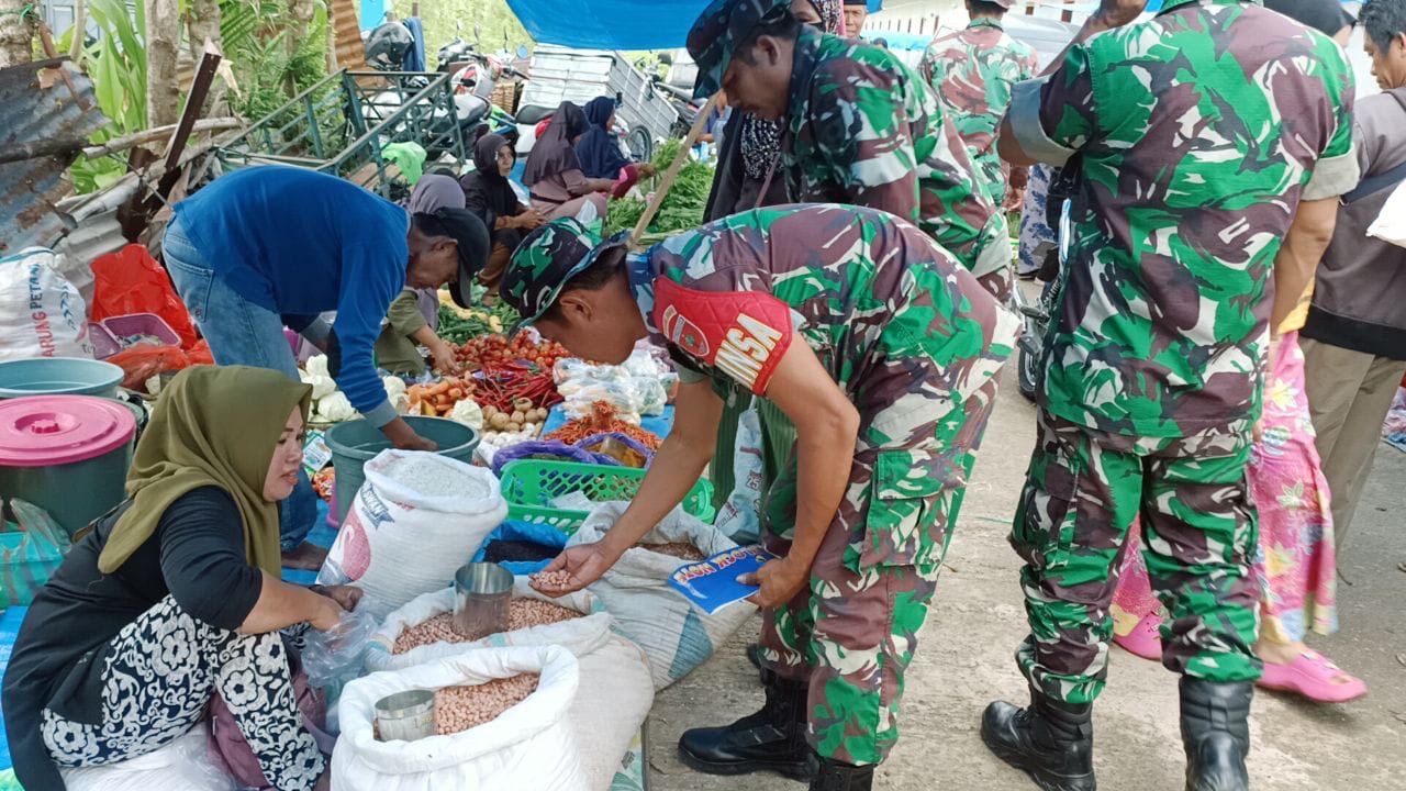 Ciptakan Keamanan Dan Pantau Harga Sembako, Babinsa Kodim 1404/Pinrang Sambangi Pasar Tradisional