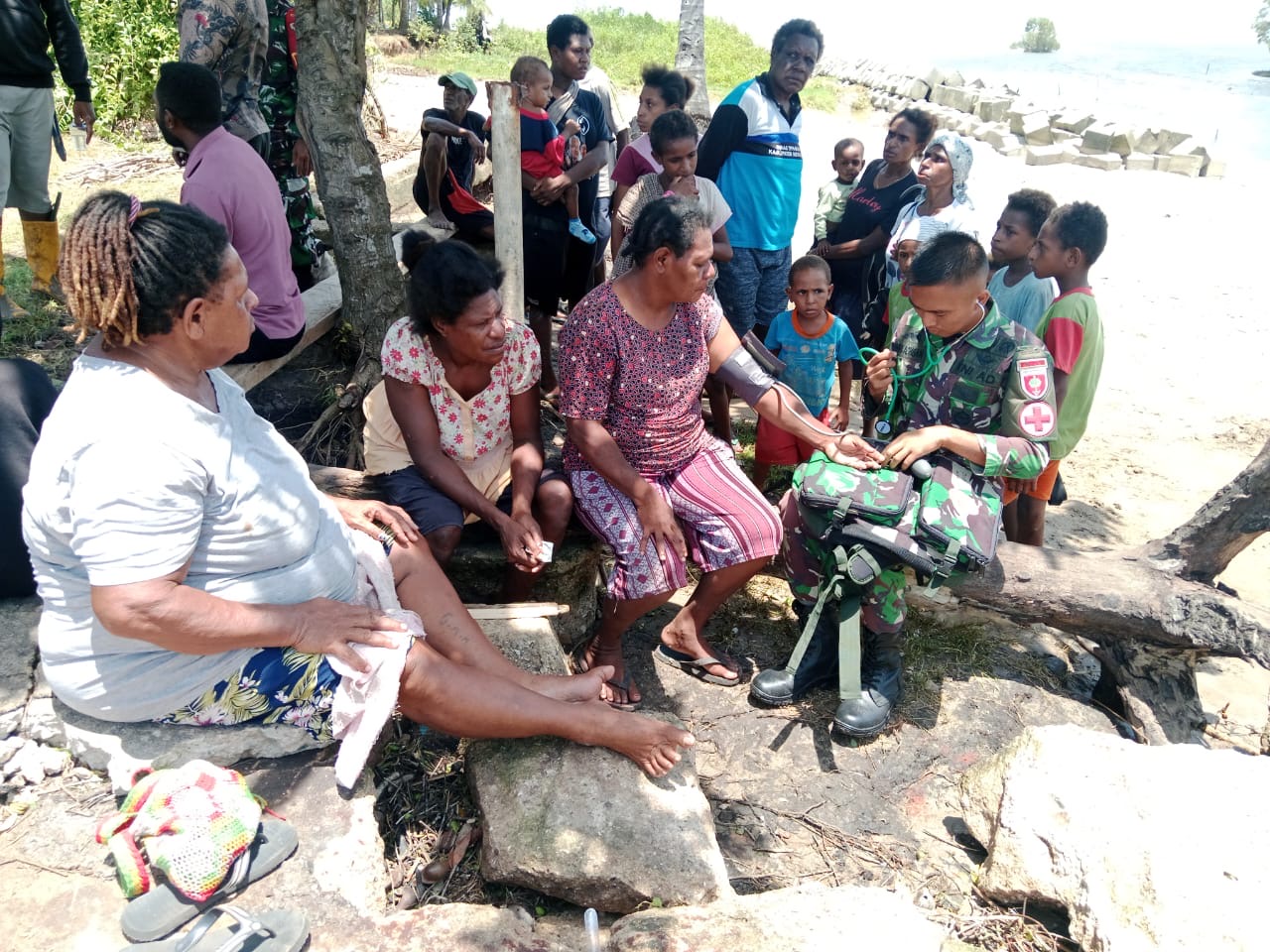 Satgas Pamtas Memeriksa Warga Kampung Ndalir Yang Membutuhkan Layanan Kesehatan Akibat Cuaca Yang Kurang Bersahabat