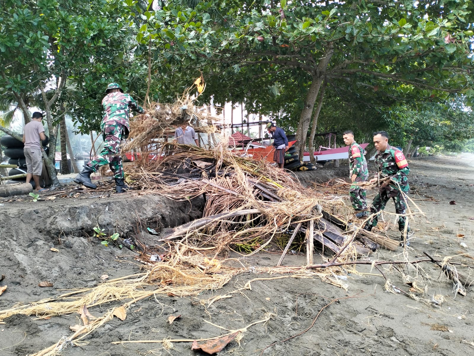 Koramil Bambalamotu lakukan Aksi Bersih Pantai bersama warga