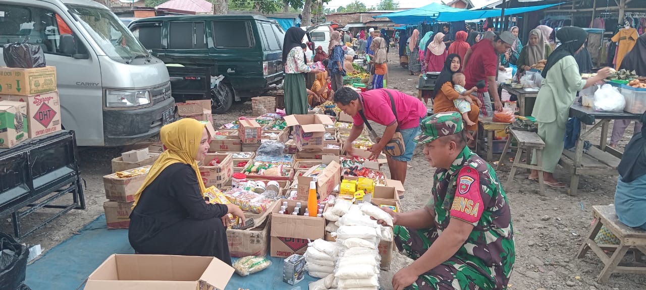Bati Tuud Koramil 1411-02/Bulukumba Bersama Babinsa Kelurahan Palampang Terjun Ke Pasar Cek Harga Sembako