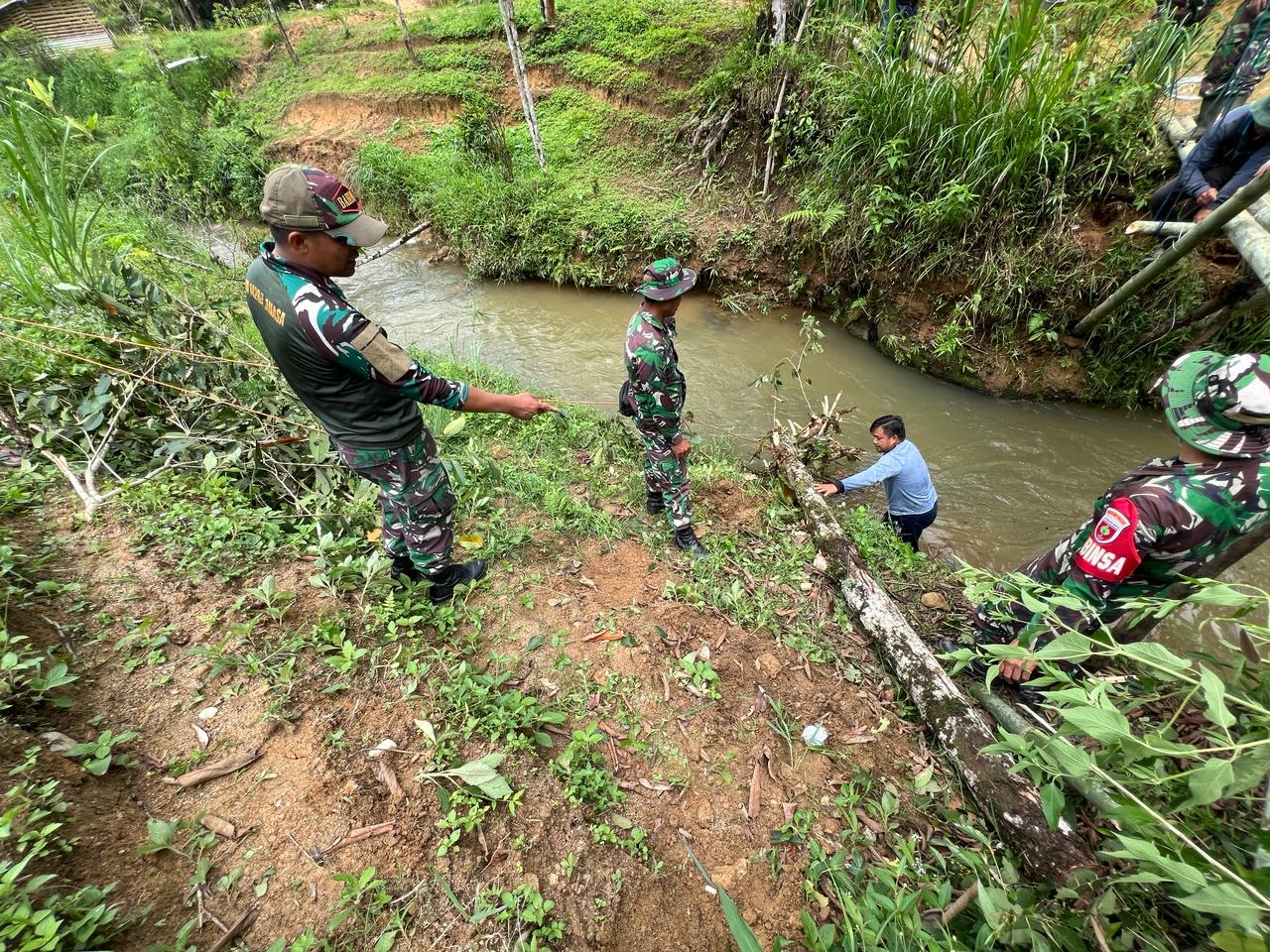 Anggota Koramil Sumarorong Giatkan Pembersihan Saluran Air Bersama Warga Cegah Banjir
