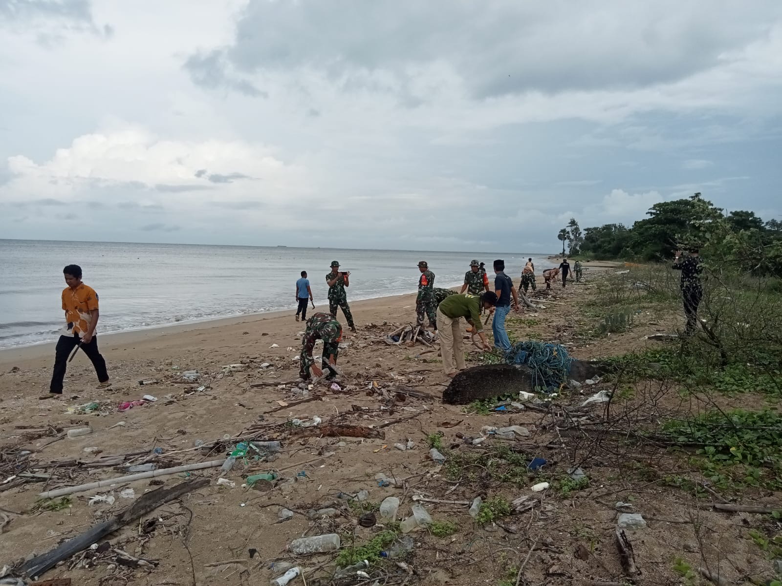 Danramil 1426-05/Marbo Pimpin Langsung Kerja Bakti Bersihkan Pesisir Pantai