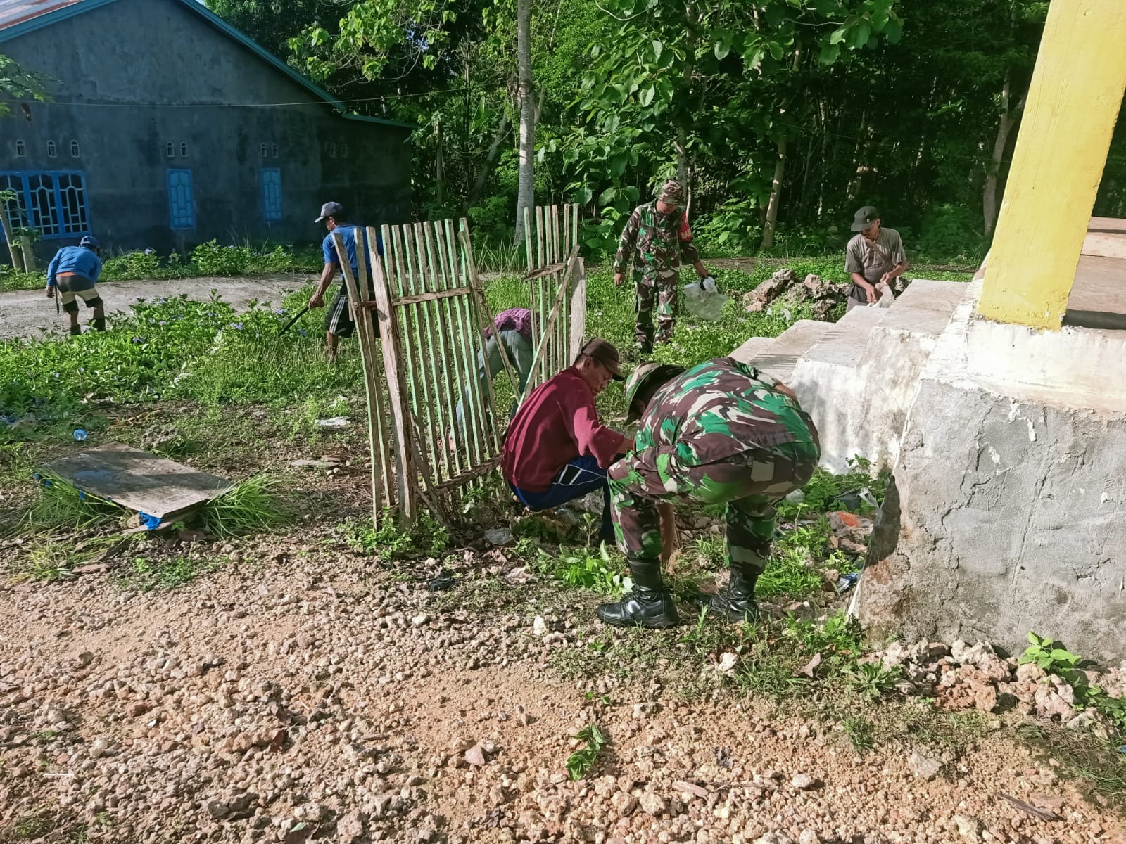 Personil Koramil 1411-06/Bontotiro Laksanakan Kerja Bakti Pembersihan Pasar Tradisional