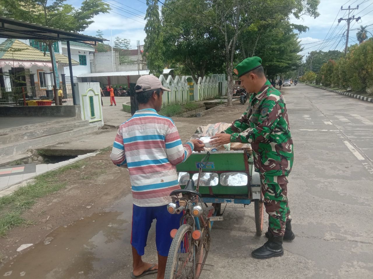 Personel Makodim 1424/Sinjai melaksanakan kegiatan Jumat Berkah Di Sinjai Utara