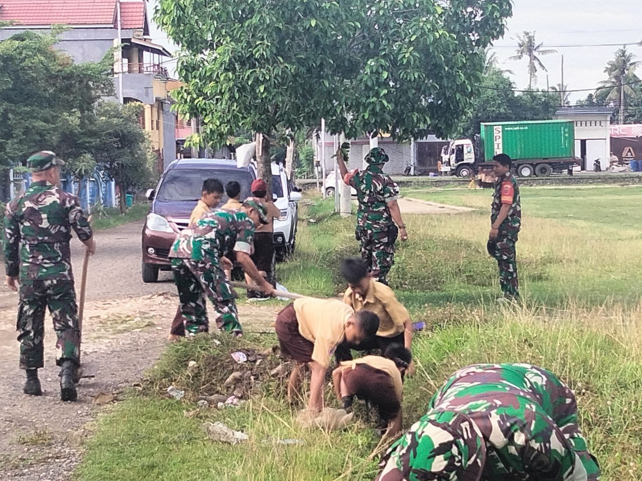 Tanamkan rasa kepedulian lingkungan sejak dini, Koramil 04/Watang Pulu ajak siswa SD karya bakti