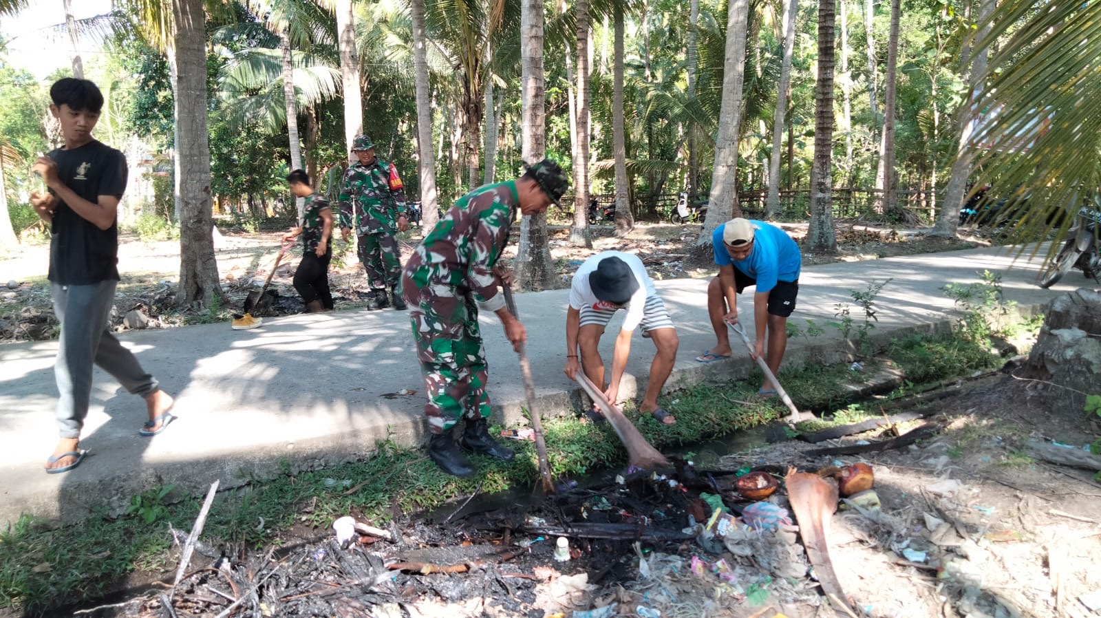 Saluran Drainase Dipenuhi Sampah, Anggota Kodim Polman Ajak Warga Gotong Royong
