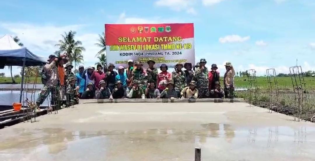 Anggota TMMD Ke-119 Kodim 1404/Pinrang bersama warga bersemangat cor jembatan