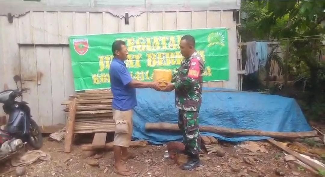 Jum’at Berkah Koramil 1411-06/Bontotiro Bagikan Sembako Kepada Masyarakat Kurang Mampu